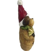 Decoratief houten beeld van een beer met kerstmuts en sjaal