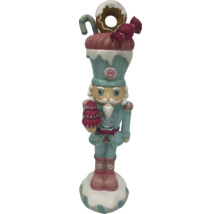 Decoratieve notenkrakerfiguur met snoepversieringen voor een feestelijke kerstsfeer