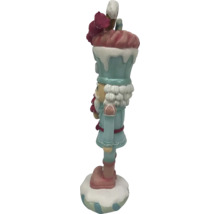 Decoratieve notenkraker met snoephoed voor feestelijke decoraties