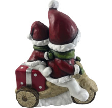 Kerstdecoratie met twee kabouters op een motor met cadeau
