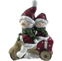 Decoratief beeldje: Twee sneeuwmannen op houten slee met cadeau