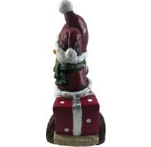 Decoratieve sneeuwpopfiguur met cadeau voor de kerstperiode
