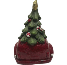 Decoratieve kerstboomfiguur op rode auto