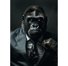 Een gorilla draagt een pak met een stropdas, manchetknopen, ring en horloge.