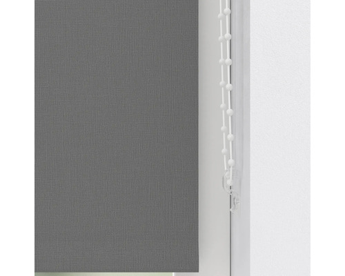 Grijs rolgordijn met kettingbediening bij het raam