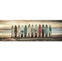 Een rij surfplanken staat op het strand.