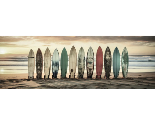 THE WALL Decopaneel Surfplanken op het strand 155x53 cm Een rij surfplanken staat op het strand.