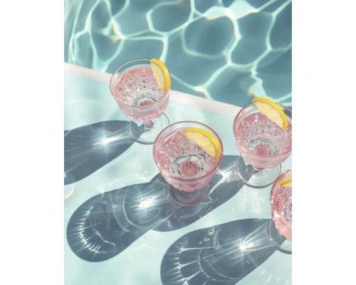 THE WALL Decopaneel Happy hour Cocktails 40x50 cm Scène met glazen, drankjes en schijfjes citroen naast een zwembad