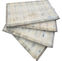 Stapel houten panelen met metalen frame