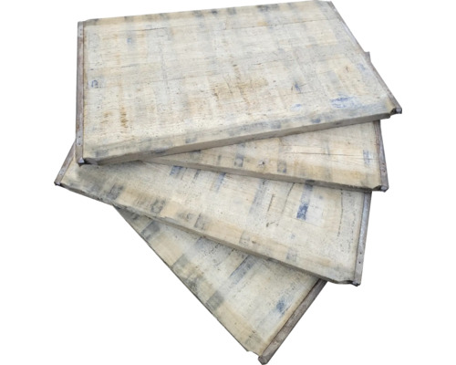 Stapel houten panelen met metalen frame