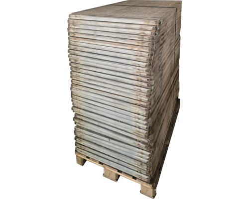 Stapel bekistingspanelen op een pallet