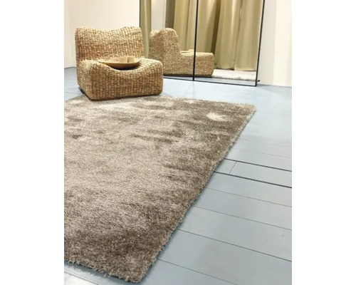 Vloerkleed Bilbao taupe 170x230 cm Hoogpolig tapijt met fauteuil van waterhyacint en spiegel op de achtergrond