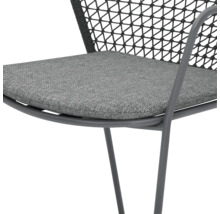 Detailopname van een stoel met stoffen bekleding en netrugleuning