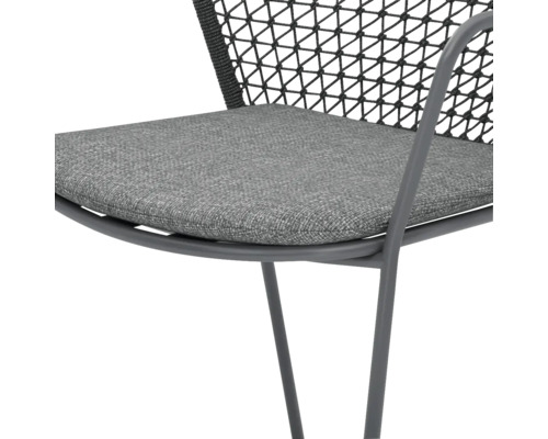 Detailopname van een stoel met stoffen bekleding en netrugleuning