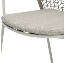 Detailopname van een stoel met gestoffeerde zitting en gevlochten rugleuning