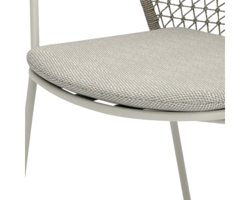 Detailopname van een stoel met gestoffeerde zitting en gevlochten rugleuning