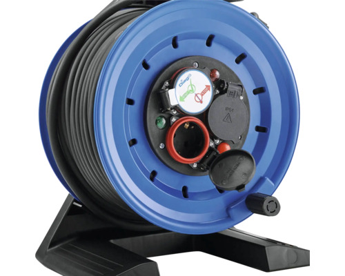 Kabelhaspel met stopcontacten en zwarte kabel op een zwarte standaard