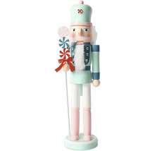 Decoratieve notenkraker figuur met snoepversieringen.