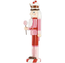 Decoratieve notenkraker met snoep en een muts in de vorm van een taart