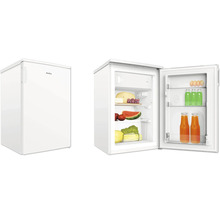 Amica koelkast met open deur en levensmiddelen