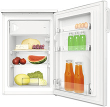 Geopende koelkast met levensmiddelen