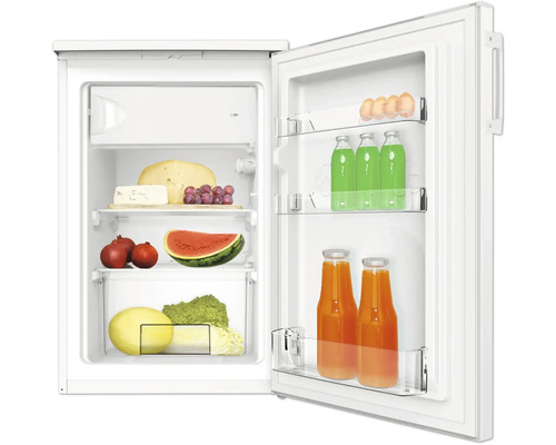 Geopende koelkast met levensmiddelen