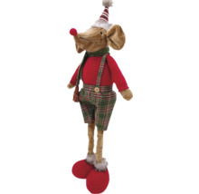 Decoratieve stoffen muis met geruite broek, rode trui, sjaal en muts