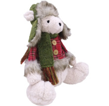 Decoratieve knuffel van een zittend lam met muts en sjaal