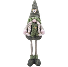 Decoratieve stoffen pop met muts, vlechten en gestreepte benen als decoratie