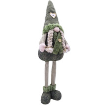 Decoratieve stoffen pop met muts en gestreepte benen als kerstdecoratie