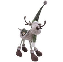 Decoratieve pluche rendier met muts en sjaal voor de kersttijd