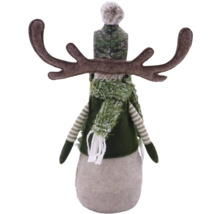 Decoratieve eland met muts en sjaal als kerstversiering