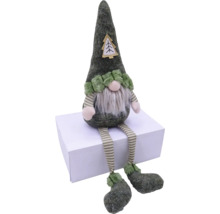 Decoratieve groene kerstkabouter met baard en gestreepte benen zit op een kartonnen doos