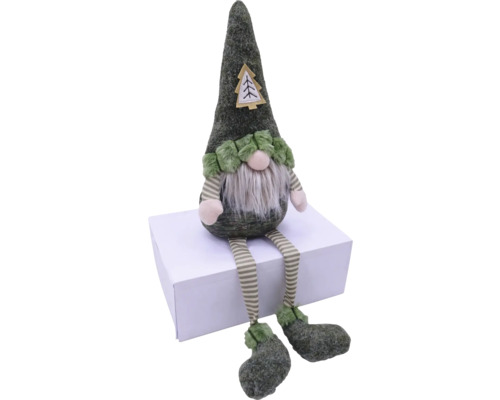 Decoratieve groene kerstkabouter met baard en gestreepte benen zit op een kartonnen doos