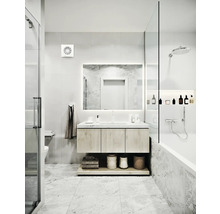Moderne badkamer met wastafel, spiegel, douche en bad