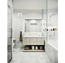 Moderne badkamer met wastafel, spiegel, douche en bad