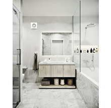 Moderne badkamer met wastafel, spiegel, bad en douche