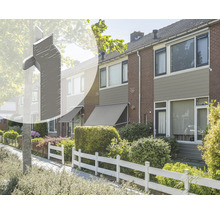 Buitenaanzicht van woonhuizen met zonneschermen en een tuinomheining