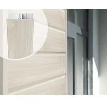 Close-up van een houten gevel met messing en groef planken en een hoekprofiel