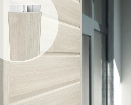 ESCADE Koppelprofiel aluminium/pvc weissbach oak 17x50x3000 mm Close-up van een houten gevel met messing en groef planken en een hoekprofiel