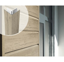 Close-up van een gevel met houten bekleding en hoekprofiel
