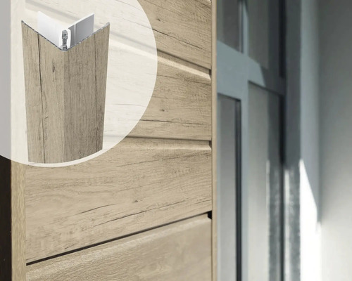 ESCADE Buitenhoek aluminium/pvc mountain oak 45x45x3000 mm Close-up van een gevel met houten bekleding en hoekprofiel