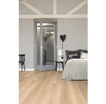 Slaapkamer met lichte houten vloer, bed en glazen deur