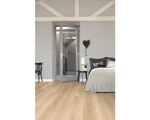 Slaapkamer met lichte houten vloer, bed en glazen deur