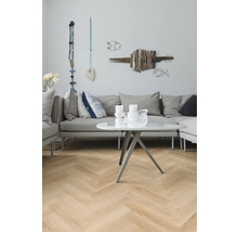 Woonkamer met grijze bank, tafel en decoratie