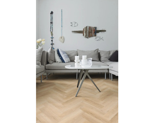 Woonkamer met grijze bank, tafel en decoratie