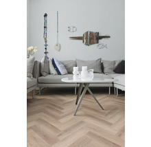 Woonkamer met bank, tafel en decoratieve elementen aan de muur