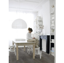 Lichte kamer met kind op tafel, rekken en verlichting