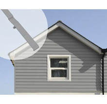 Gevelbekleding van een huis met kunststof panelen en close-up van een gevelbekledingsprofiel