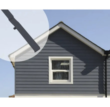 Gevel met horizontale gevelbekleding en regenpijp